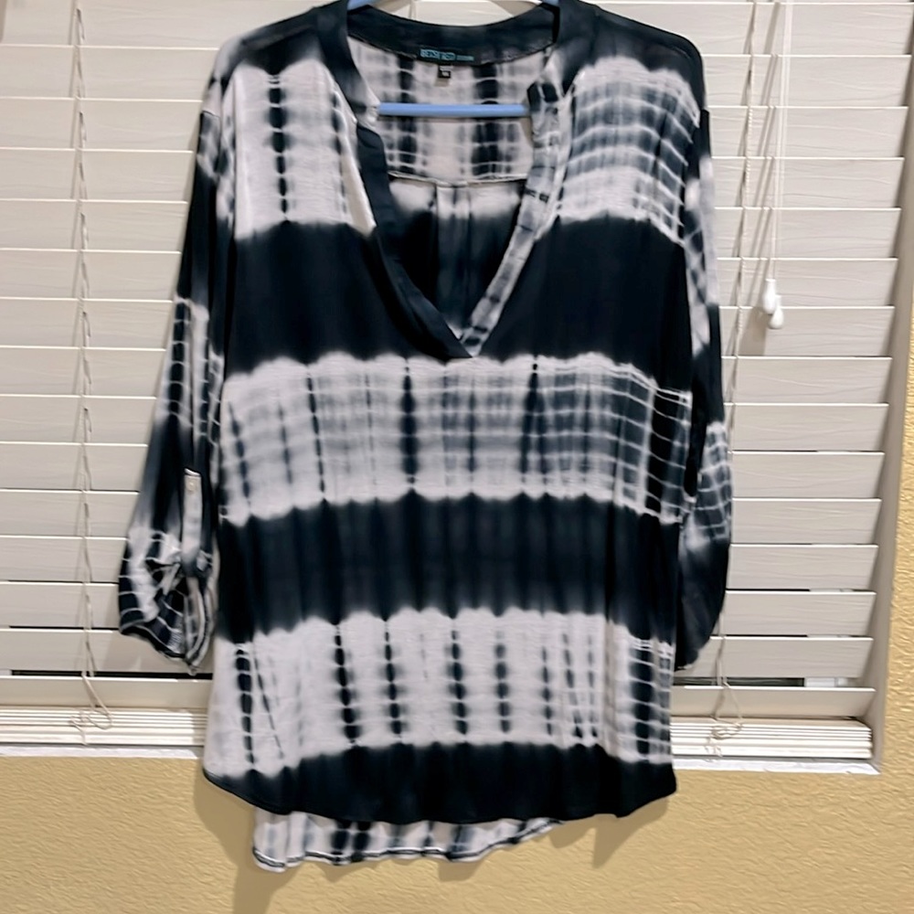 Betsy Red Couture Blue/White Tie-Dye 3/4 Sleeve V-Neck Tunic Top Sz 1X